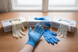 Nitril, latex nebo vinyl? Průvodce, díky kterému už nevyberete špatné rukavice