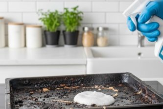 Tajemství čisté kuchyně: Jak na mastnotu, připáleniny a dokonalý lesk